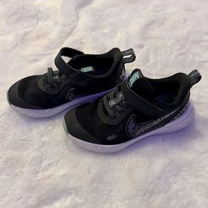 Girls black Nike’s Size 11